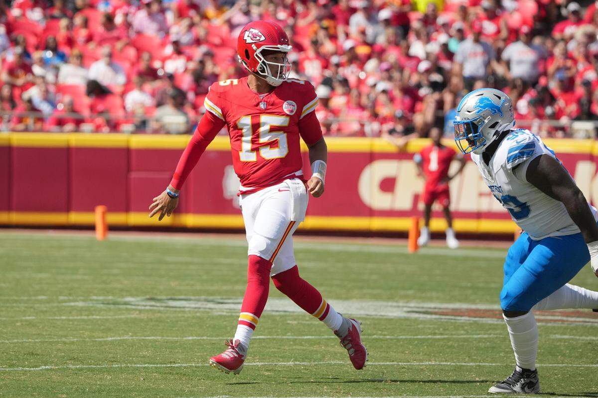 Kansas City Chiefs quarterback Patrick Mahomes (15) throws a behind-the-back pass to tight end Travis Kelce (87) Saturday, Aug. 17, 2024, against the Detroit Lions.