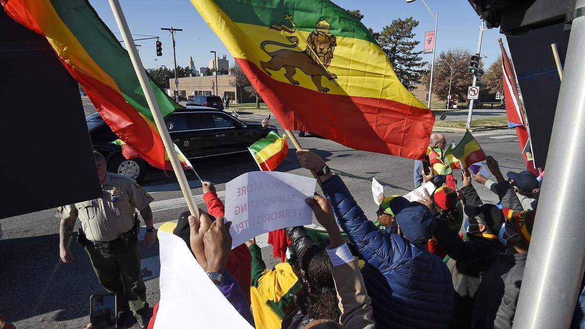 As the motorcade of President Joe Biden, rear, heads to the Kansas City Area Transportation Authority where he was speaking Wednesday afternoon, protesters, mostly Ethiopians living in the area, chanted slogans against the Biden administrations’ handling of governmental afairs with the African country. A few Trump supporters were also at the intersection of The Paseo and 18th Street.