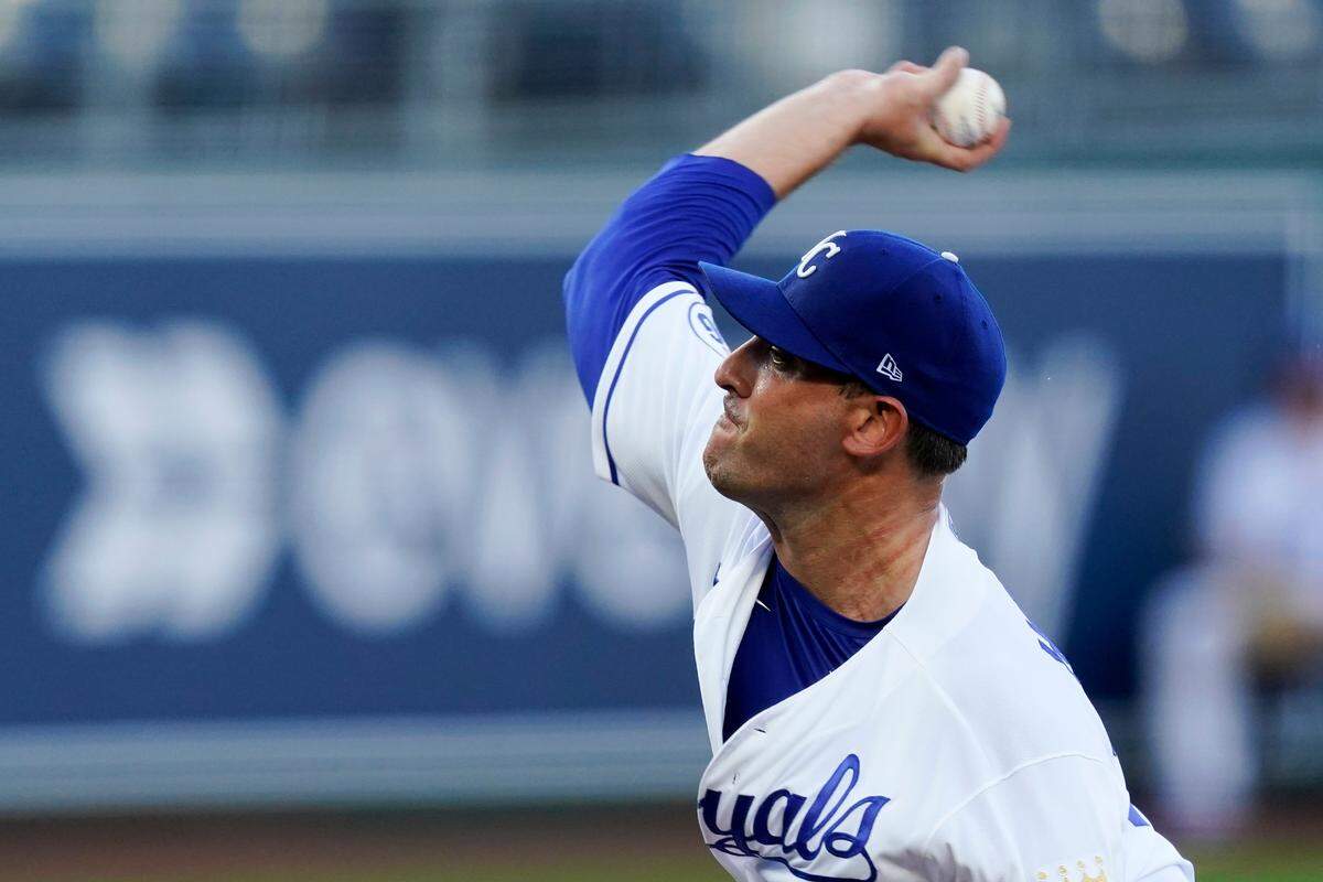 Kansas City Royals starting pitcher Matt Harvey throws during the first inning of game two of a baseball double-header against the Cincinnati Reds Wednesday, Aug. 19, 2020, in Kansas City, Mo. The Royals won 4-0. (AP Photo/Charlie Riedel)