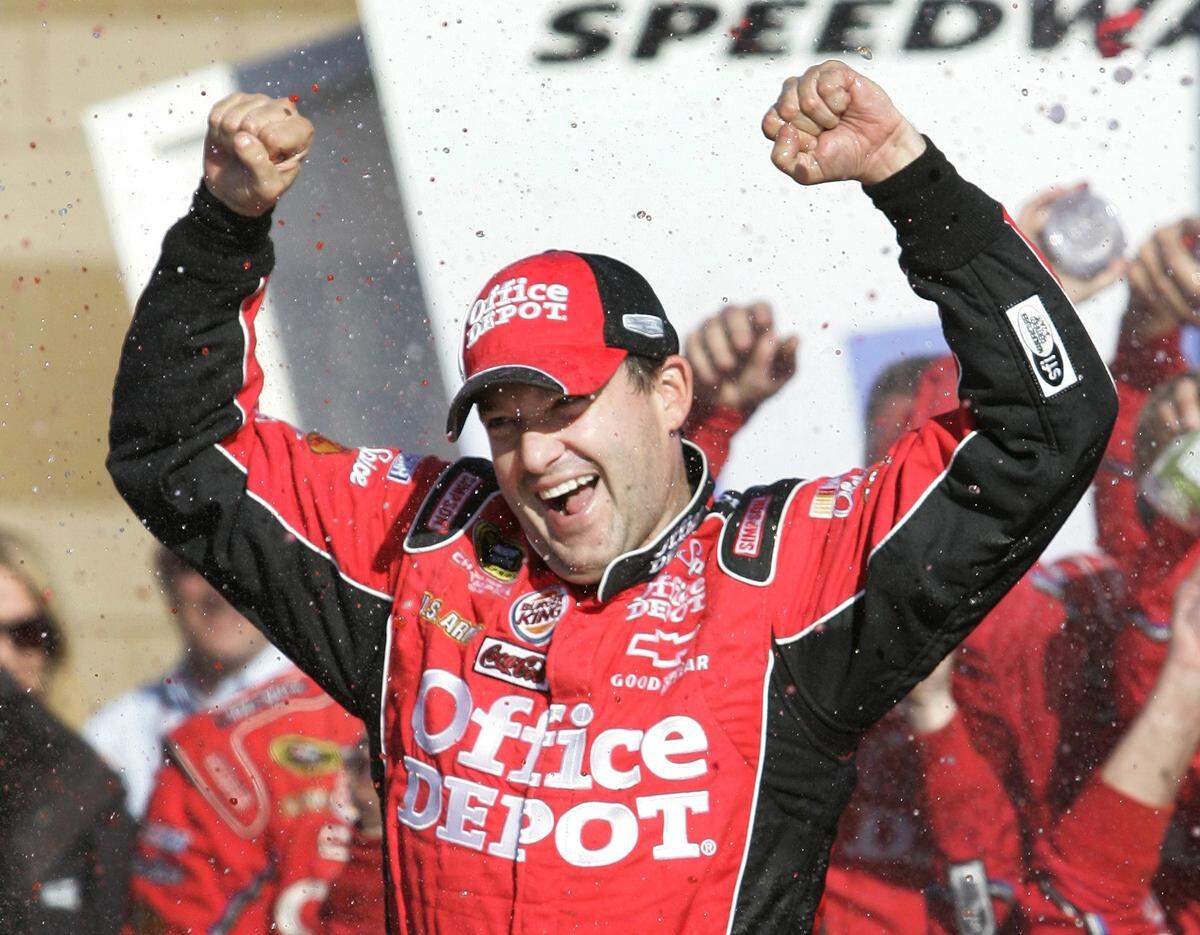Tony Stewart won the Sprint Cup Series Price Chopper 400 in October 2009 at Kansas Speedway.