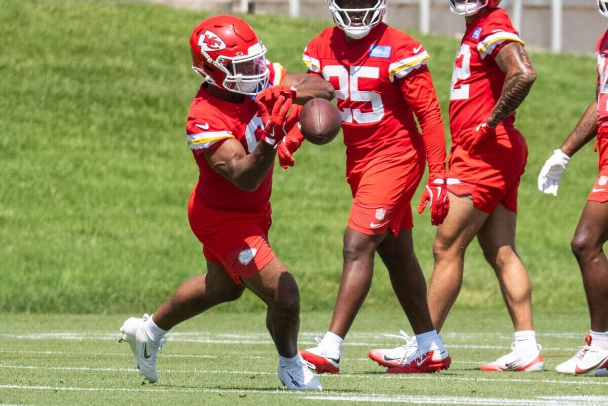 Kansas City Chiefs running back Kenneth Walker attempts to catch a pass during Chiefs Minicamp on Tuesday, June 9, 2026, in Kansas City.