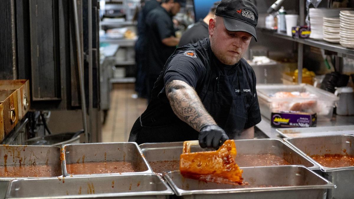 Logan Gaspard, a pitmaster at Jack Stack Barbecue’s Freight House location, divides beans into serving trays. Edley’s Bar-B-Que in Nashville, where Taylor Swift has homes, took a shot at Kansas City barbecue.