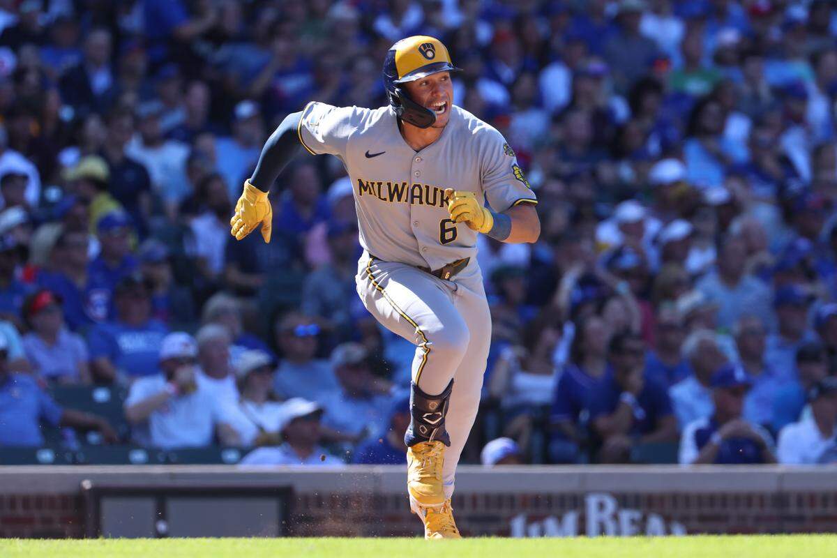 Isaac Collins of the Milwaukee Brewers hits a two-RBI single during the eighth inning against the Chicago Cubs at Wrigley Field on August 21, 2025 in Chicago, Illinois.