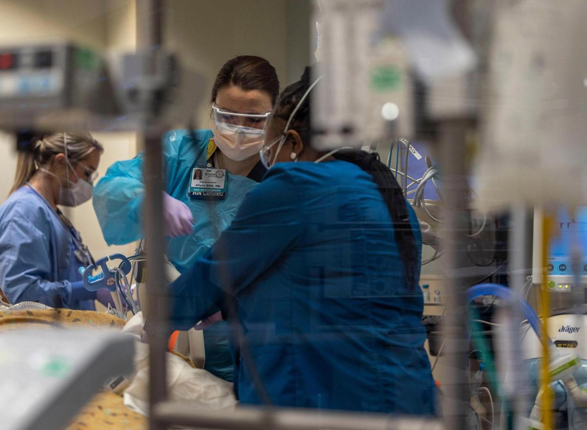 In 2022, Nurses at Saint Luke’s Hospital of Kansas City care for a COVID-19 patient in ICU. A healthcare watchdog group gave Kansas City hospitals grades for patient safety.