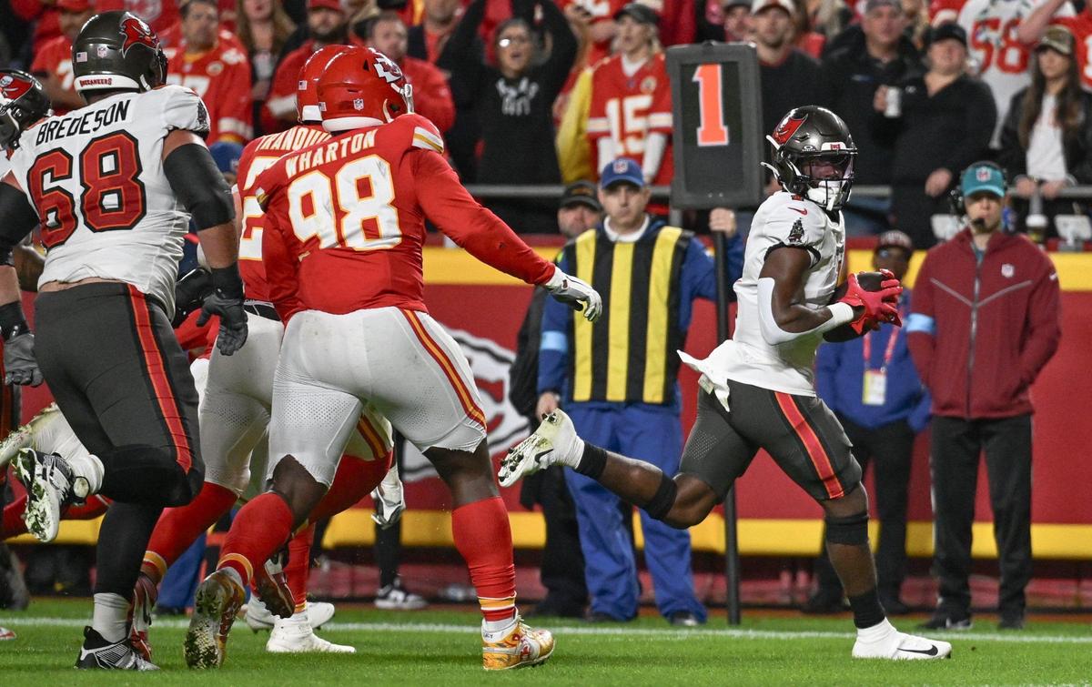 Tampa Bay Buccaneers running back Rachaad White (1) runs in for a touchdown in the first half against the Kansas City Chiefs on Monday, Nov. 4, 2024, at GEHA Field at Arrowhead Stadium.