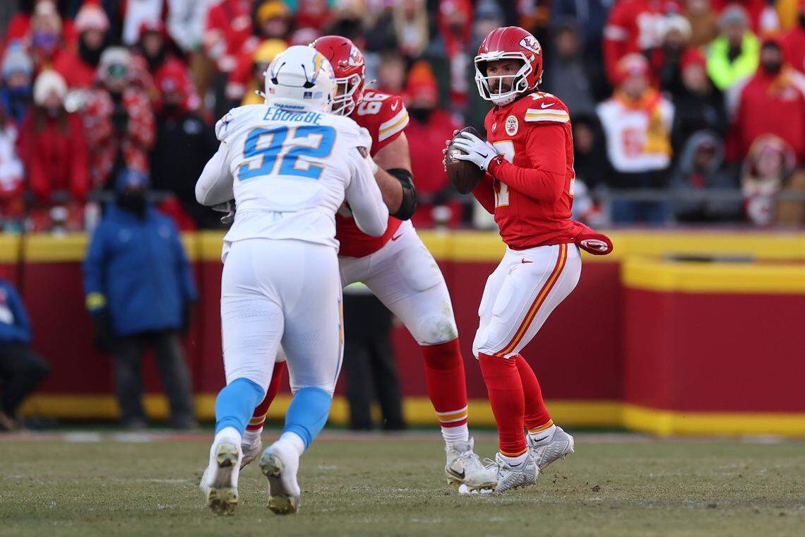 KANSAS CITY, MISSOURI - DECEMBER 14: Gardner Minshew #17 of the Kansas City Chiefs looks to pass during the fourth quarter against the Los Angeles Chargers at Arrowhead Stadium on December 14, 2025 in Kansas City, Missouri. (Photo by Jamie Squire/Getty Images)