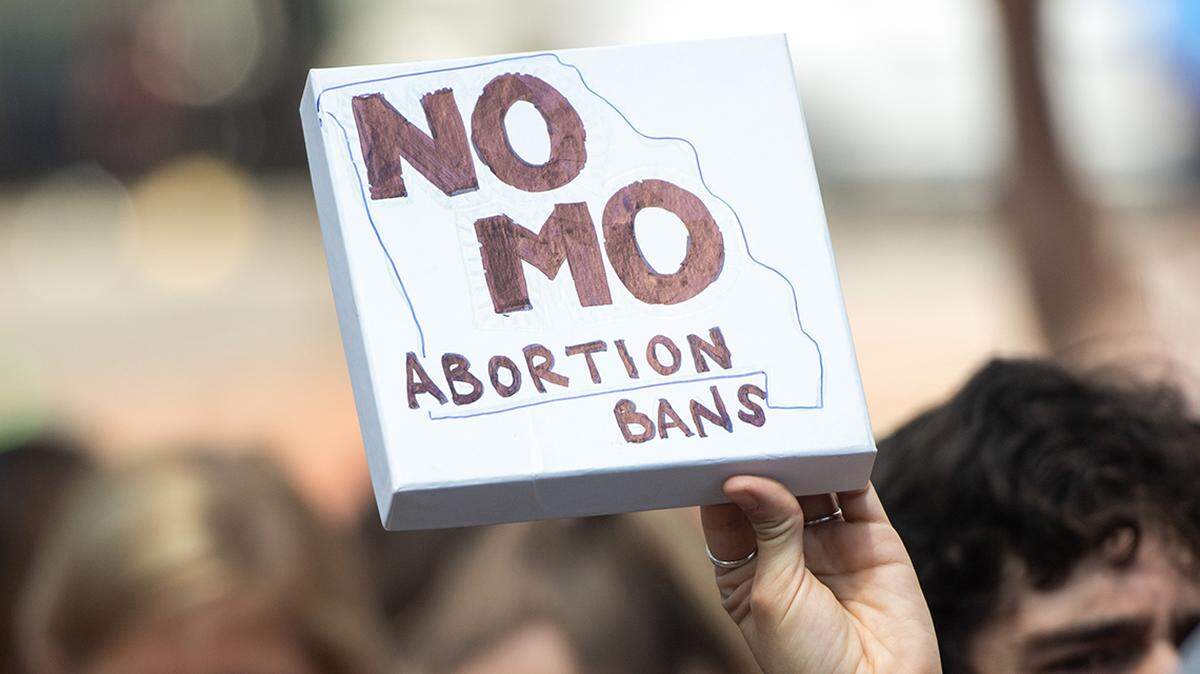 TOPSHOT - Thousands of demonstrators march in support of Planned Parenthood and pro-choice as they protest a state decision that would effectively halt abortions by revoking the license of the last center in the state that performs the procedure, during a rally in St. Louis, Missouri, May 30, 2019. (Photo by SAUL LOEB / AFP) (Photo by SAUL LOEB/AFP via Getty Images)