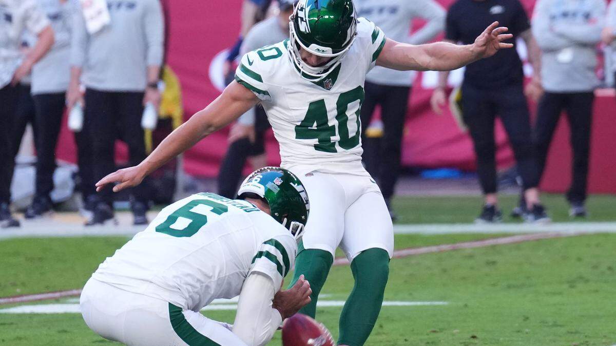 New York Jets place kicker Spencer Shrader (40) kicks a field goal against the Arizona Cardinals during the first half at State Farm Stadium.