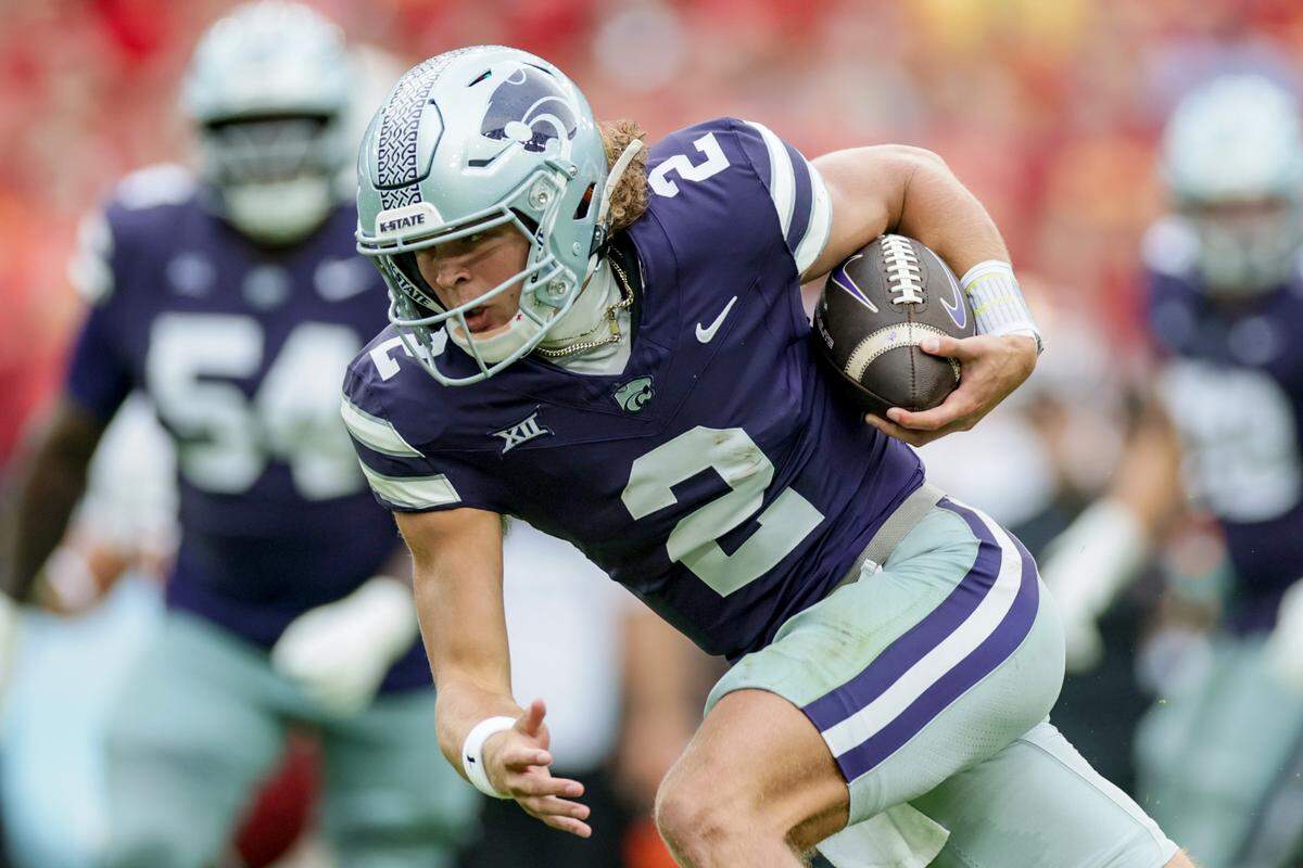 Kansas State quarterback Avery Johnson scores a touchdown during the Aer Lingus Classic between Iowa State and Kansas State at Aviva Stadium in Dublin on Aug. 23, 2025.