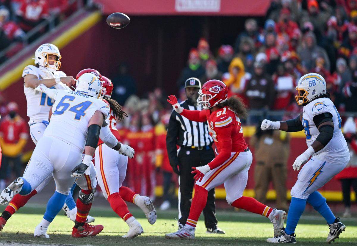Los Angeles Chargers quarterback Justin Herbert (10) throws the football in the second quarter against the Kansas City Chiefs at GEHA Field at Arrowhead Stadium on Sunday, Dec. 14, 2025.