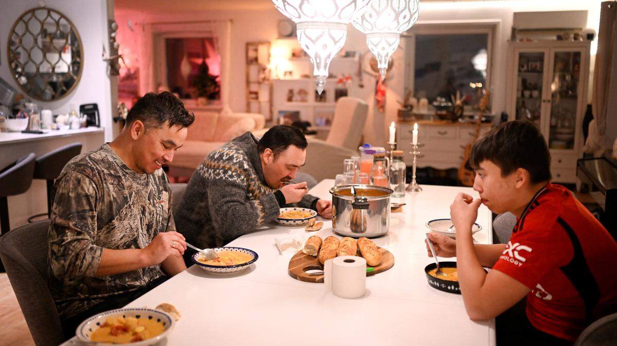 These food trends for 2026 are reshaping family kitchens — from protein-first breakfasts to grazing boards and hidden-veggie dinners. Here’s what to know.