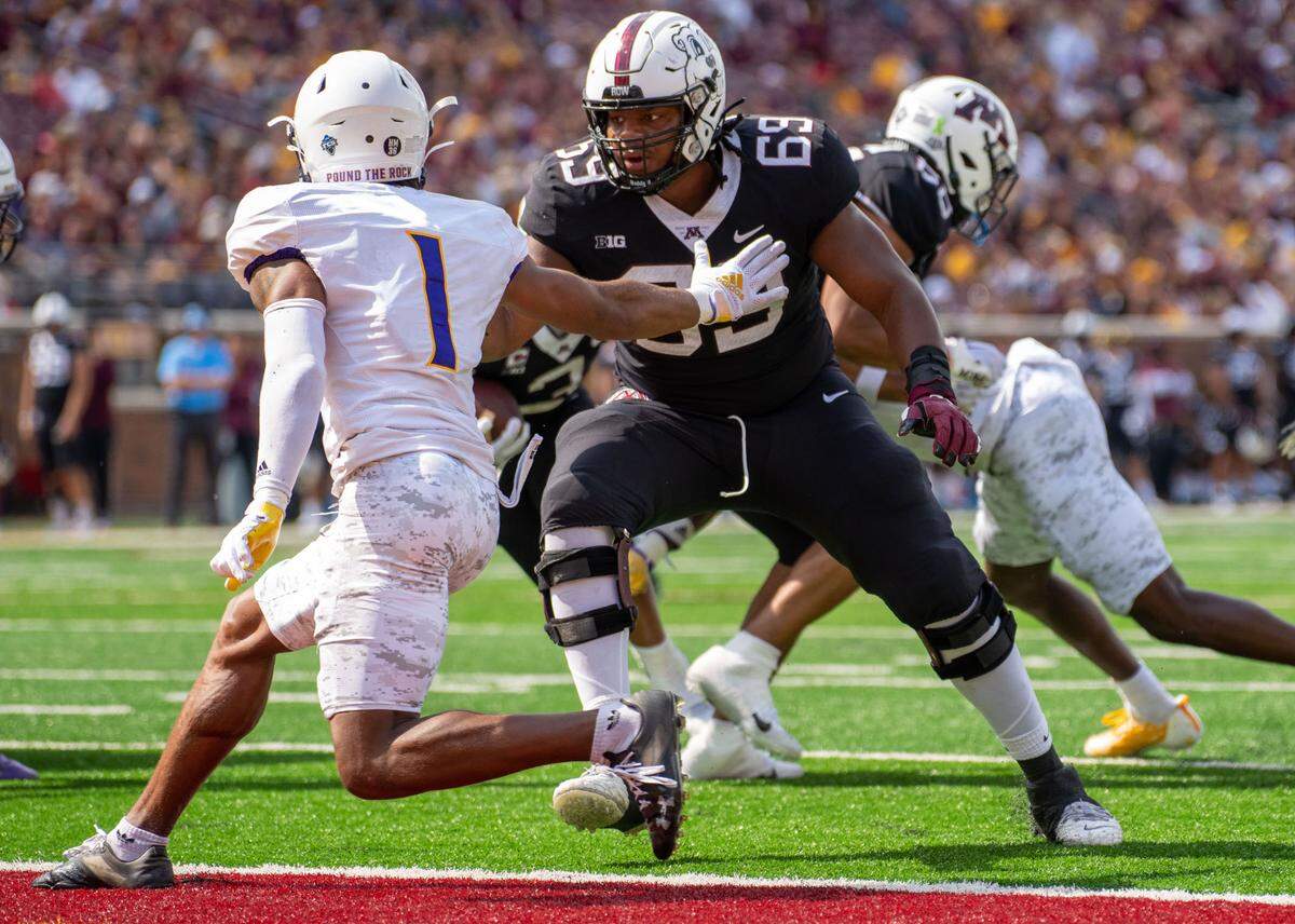 Minnesota offensive lineman Aireontae Ersery (No. 69) blocks during a game against Western Illinois.