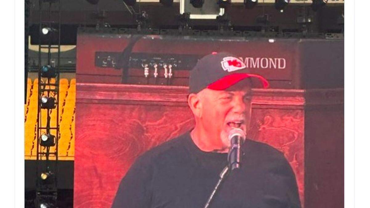 Billy Joel paid homage to the Kansas City Chiefs Saturday night during a duet with Stevie Nicks at GEHA Field at Arrowhead Stadium.