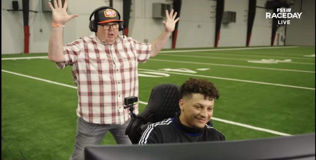 Eric Stonestreet cheered on Mahomes during the virtual race