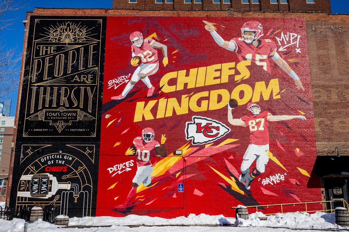 A Chiefs-themed mural by muralist Sike Style Industries is seen along Main Street near Tom’s Town Distilling Co. on Friday, Jan. 10, 2025, in Kansas City.