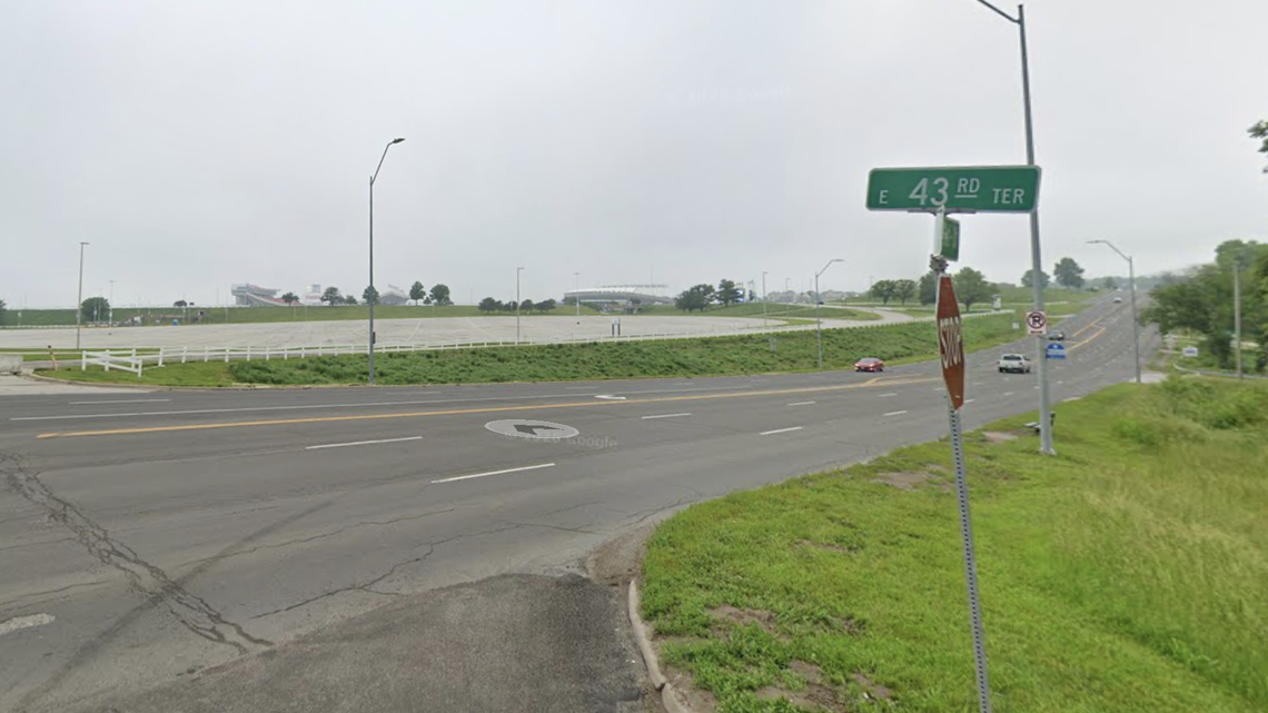 Pedestrian critical after being struck by SUV near Arrowhead, Kauffman stadiums