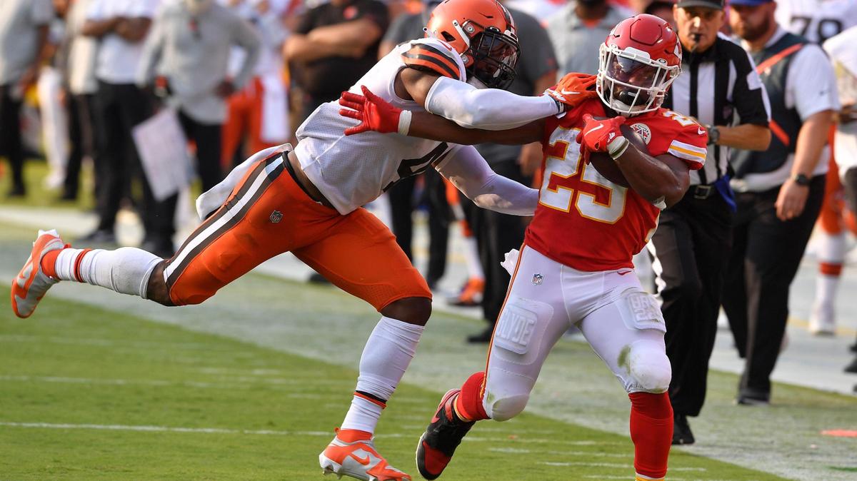 After hauling in a Patrick Mahomes pass, Chiefs running back Clyde Edwards-Helaire heads down the sideline during the second half of a 2021 game at Arrowhead Stadium. Kansas City beat Cleveland, 33-29.