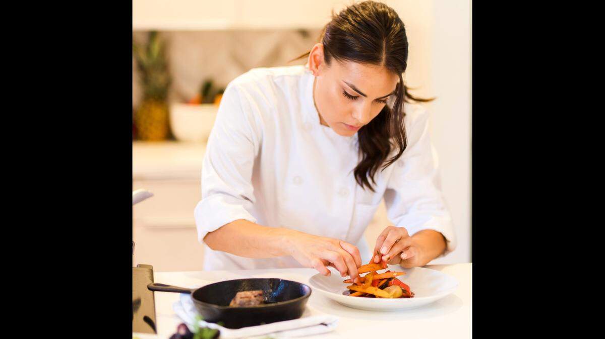 Pyet Stephanie DeSpain cooking in her California kitchen in 2020.