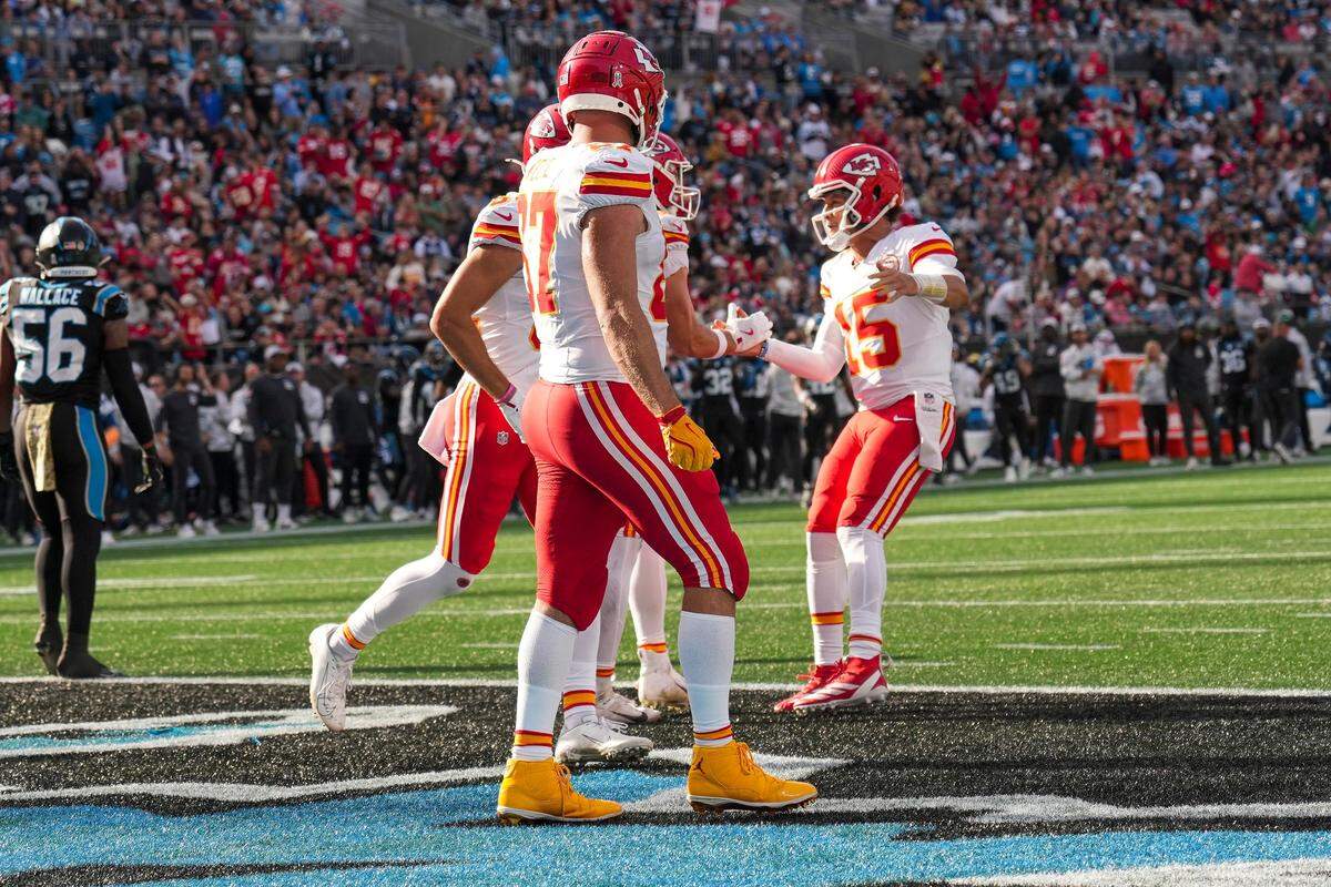 Kansas City Chiefs tight end Noah Gray (83) celebrates his touchdown with quarterback Patrick Mahomes (15) and tight end Travis Kelce (87) during the second quarter at Bank of America Stadium.