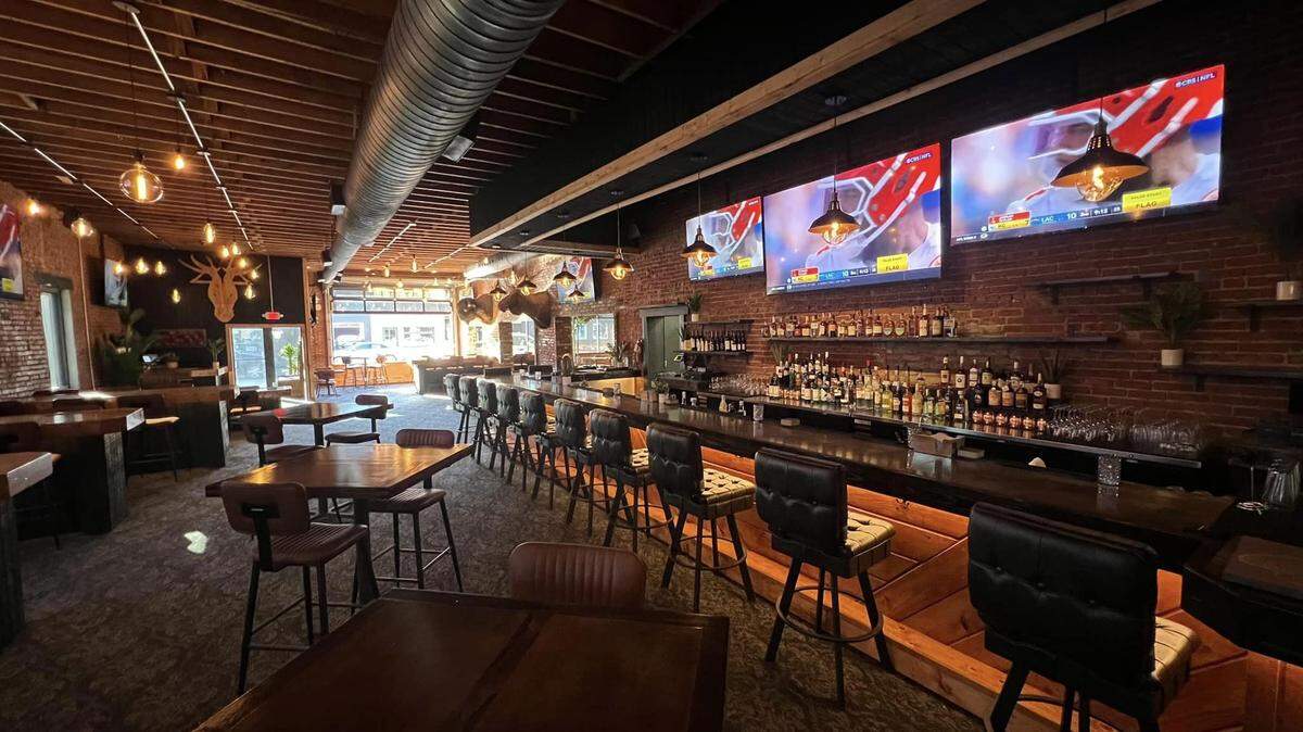 Gizmos Tavern has taken over the former Humphrey’s Bar & Grill at 111 N. Bridge St. in Smithville.