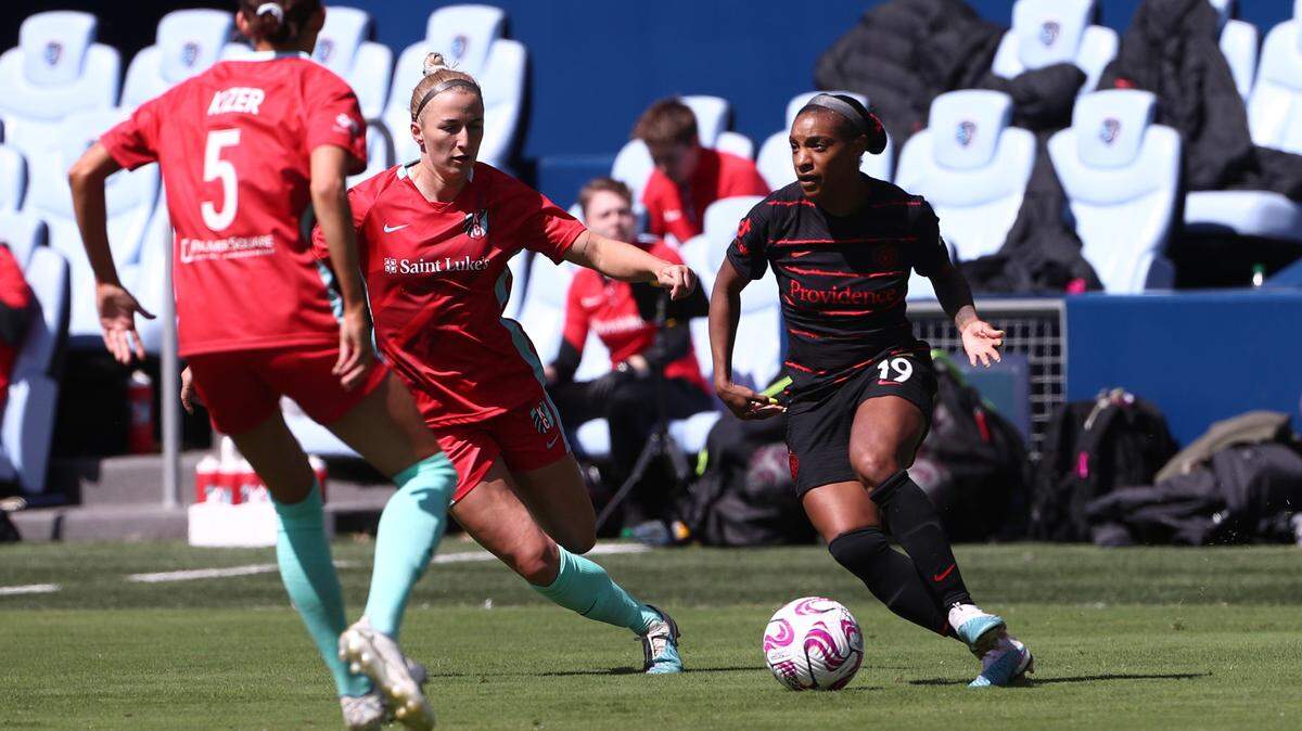 Portland Thorns FC midfielder Crystal Dunn (19) in action against Kansas City Current forward Cece Kizer (5) at Children’s Mercy Park on April 1, 2023.
