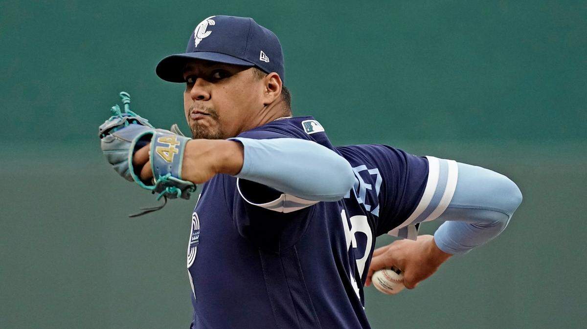 Kansas City Royals starting pitcher Carlos Hernandez throws during the first inning of a baseball game against the New York Yankees Saturday, April 30, 2022, in Kansas City, Mo. (AP Photo/Charlie Riedel)