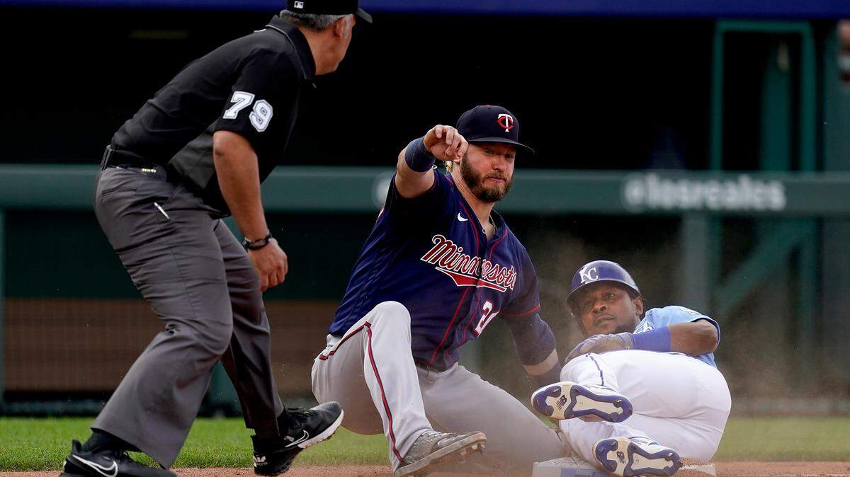 Kansas City Royals’ Jarrod Dyson beats the tag by Minnesota Twins third baseman Josh Donaldson to advance to third on a ground out hit into by Jorge Soler during the ninth inning of a baseball game Saturday, June 5, 2021, in Kansas City, Mo. The Twins won 5-4. (AP Photo/Charlie Riedel)