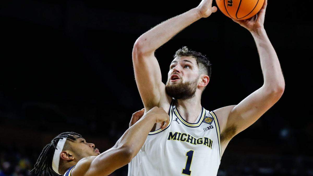 Michigan center Hunter Dickinson (1) goes to the basket against Toledo during the first round of the NIT at Crisler Center in Ann Arbor on Tuesday, March 14, 2023.