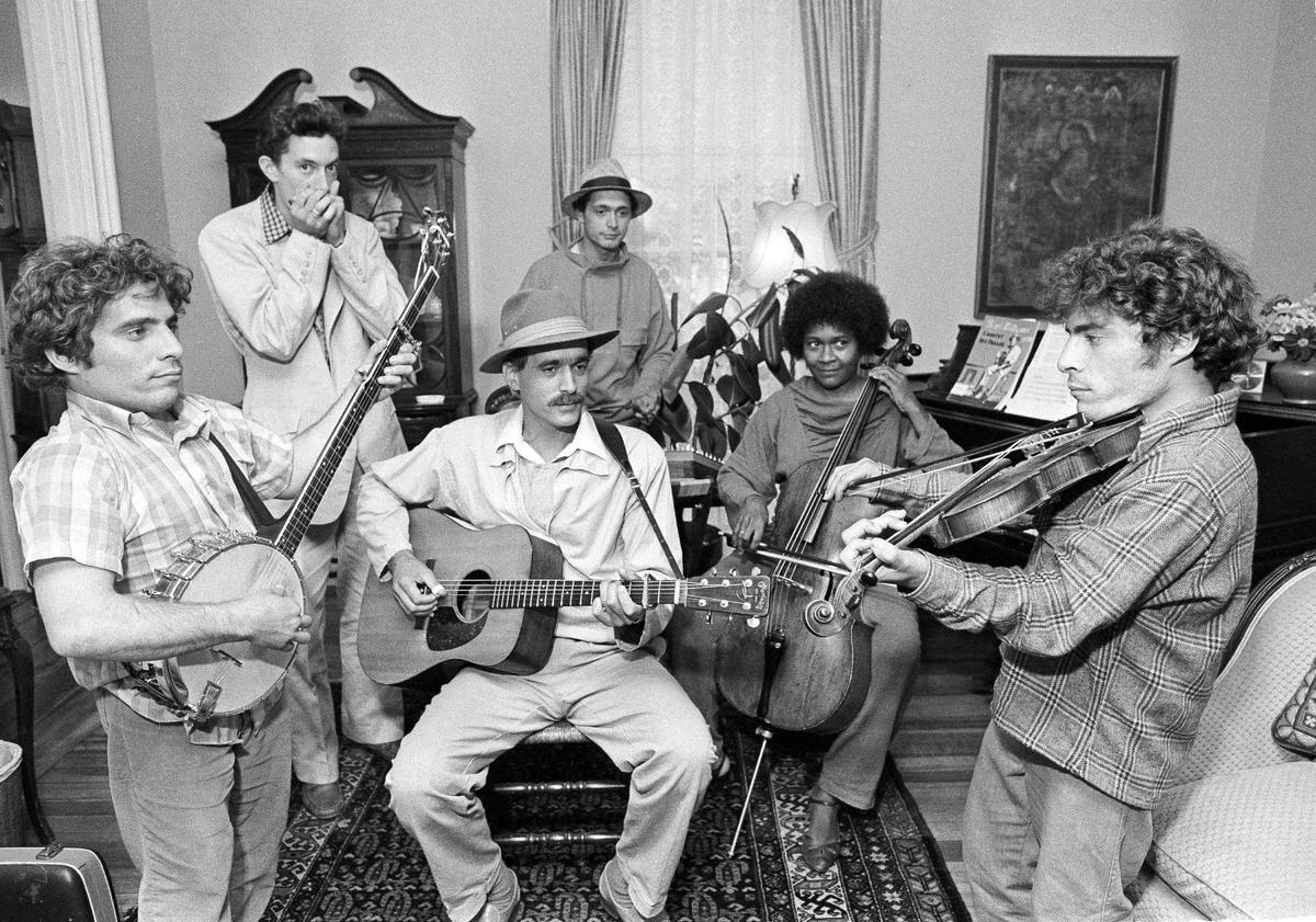 Members of the Fort Hill Community in 1985, from left: Lyman Johansen on banjo, Georgie Gude on harmonica, Jim Kweskin on guitar, Anthony Gude (Jessie Benton’s son) looking on, Etta Russell on cello and Loryn Johansen on violin.