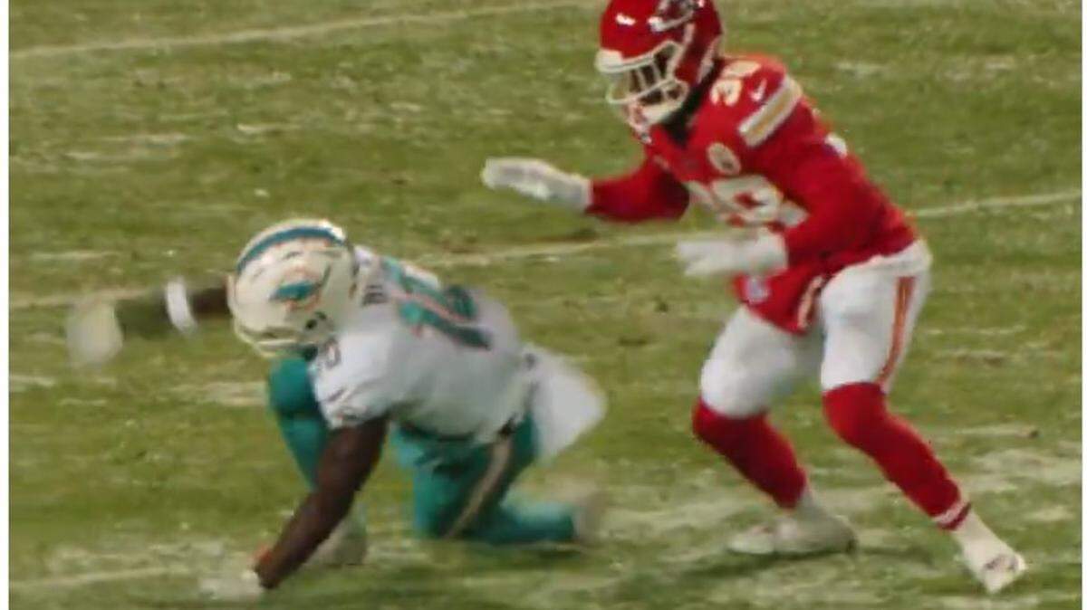 Chiefs cornerback L’Jarius Sneed bullied Tyreek Hill on this play.