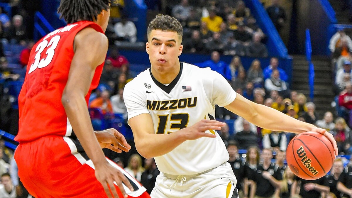 Missouri Tigers forward Michael Porter Jr. (13) moved the ball past Georgia Bulldogs forward Nicolas Claxton (33) during the first half of their men's basketball game in the Southeastern Conference Tournament on Thursday in St. Louis.