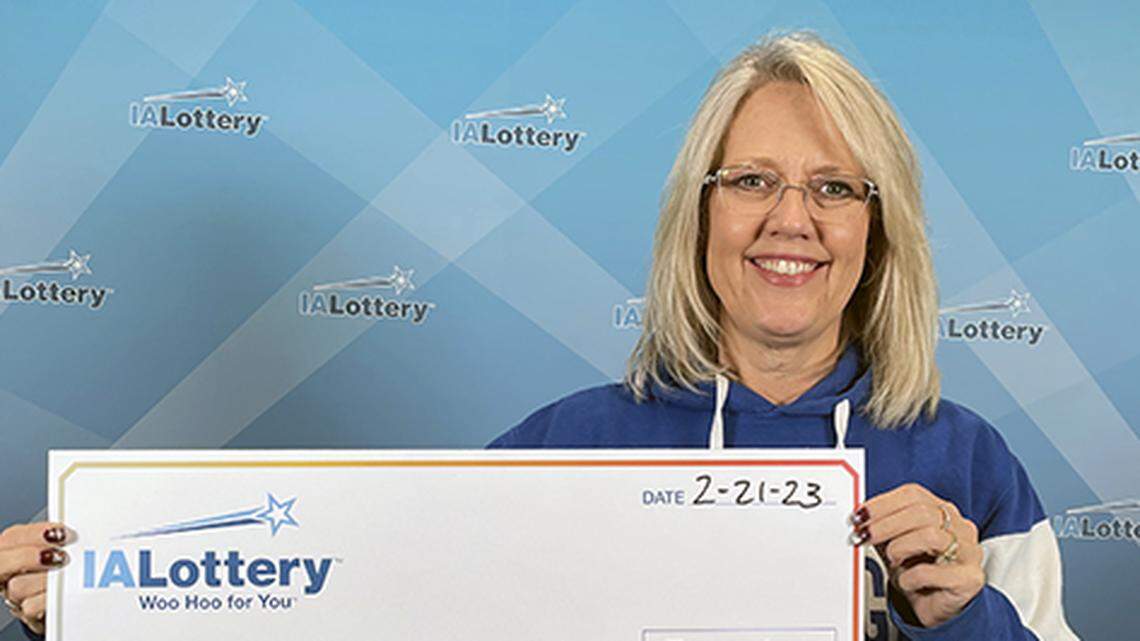 Patricia Rubin with her $50,000 check.