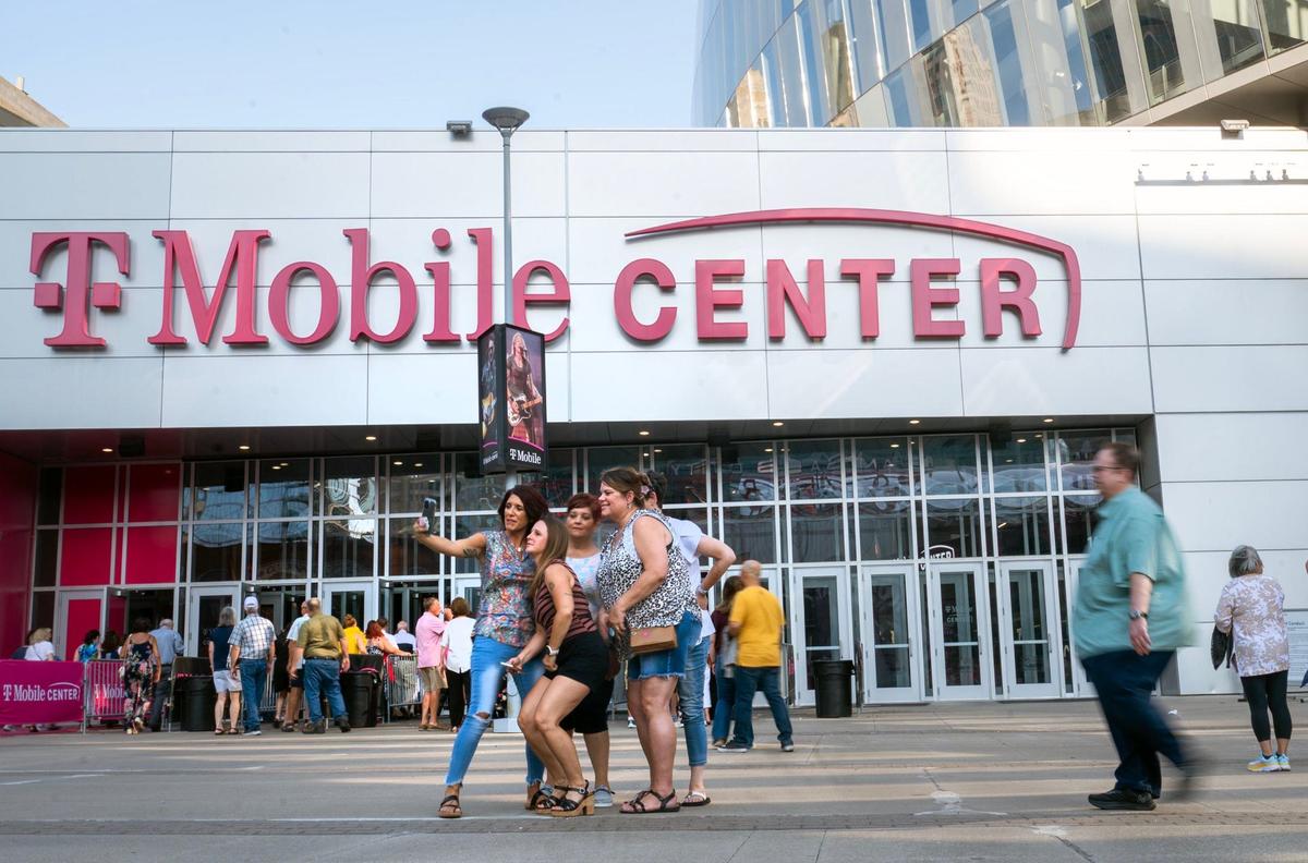 Fans arrived for the Barry Manilow concert Sunday at the T-Mobile Center.