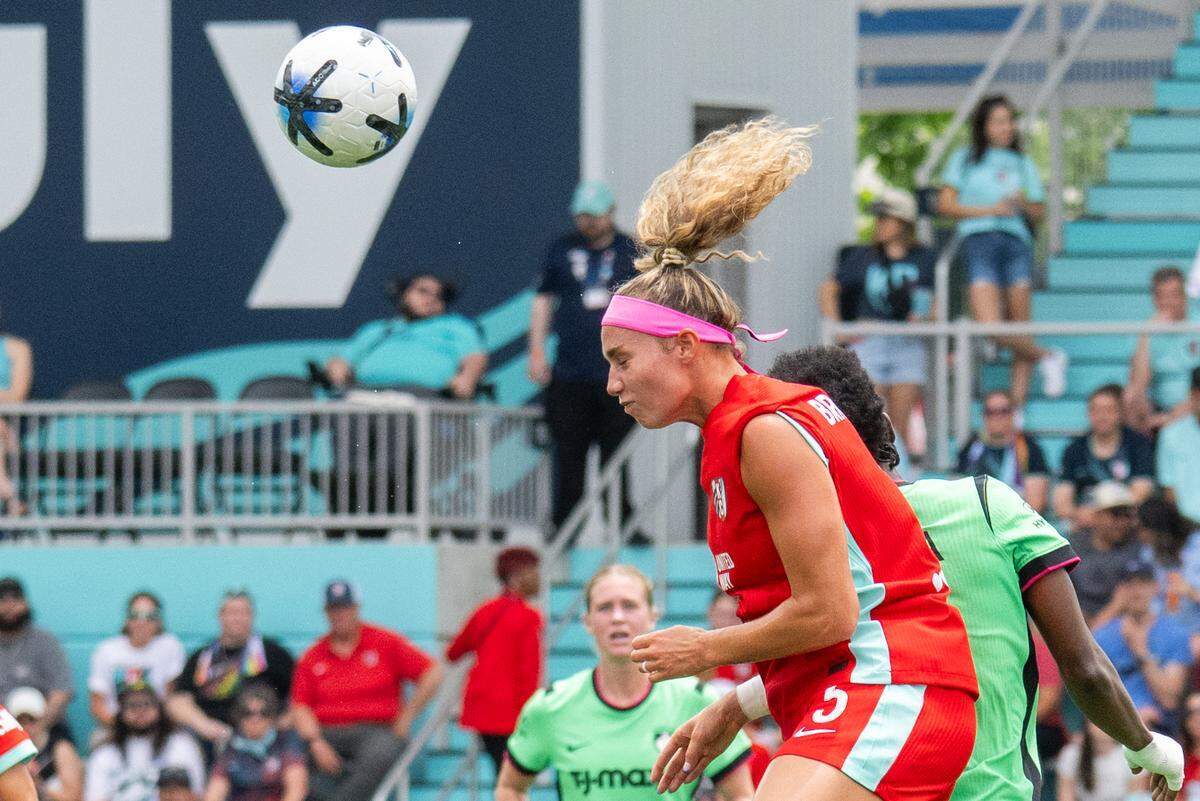 Current defender Ellie Bravo-Young (5) heads a ball out of the air during KC’s 1-0 victory over the Boston Legacy on Saturday, May 30, 2026 at CPKC Stadium in Kansas City.