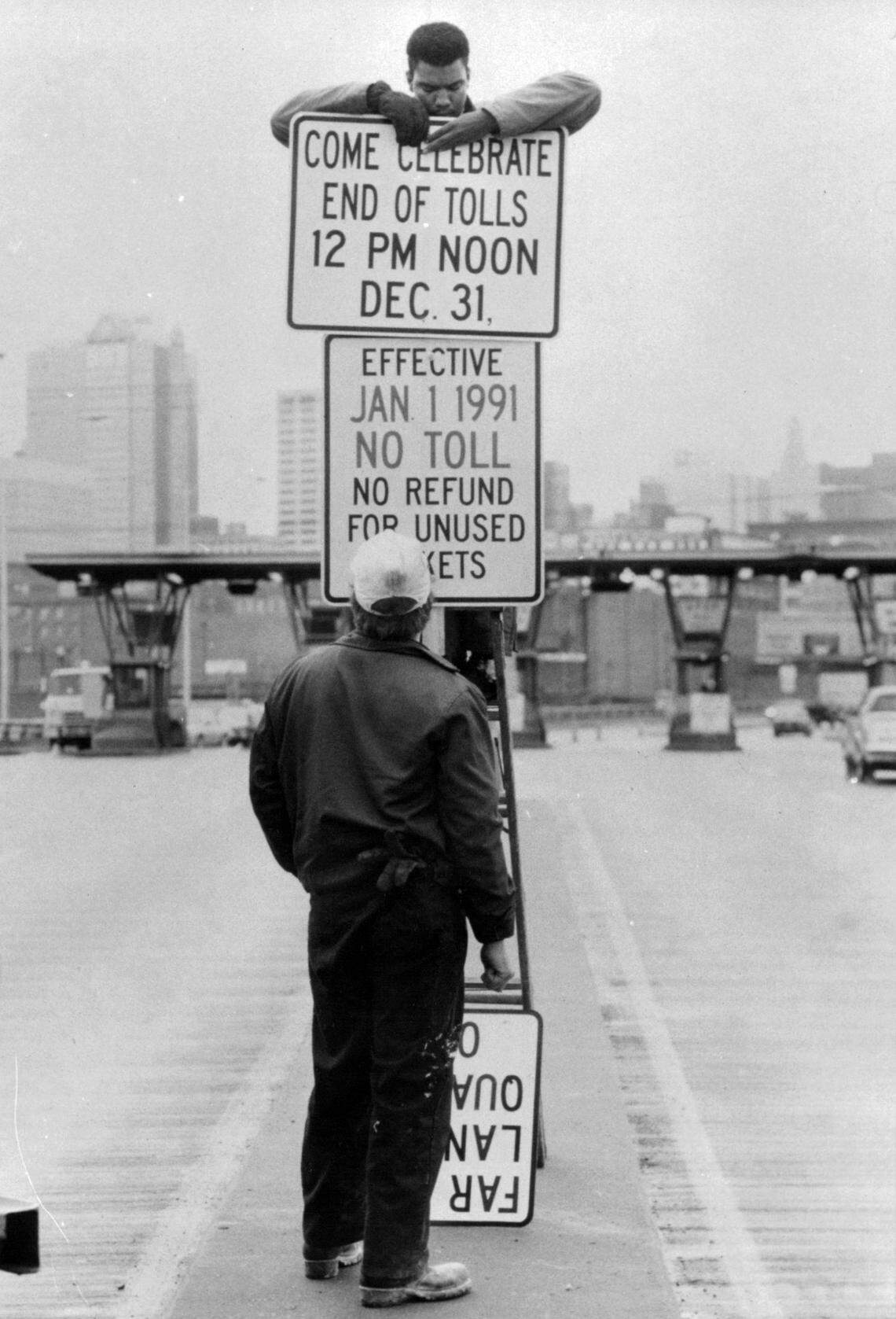 The city installed signs announcing the end of tolls on the Broadway Bridge effective Jan. 1, 1991.