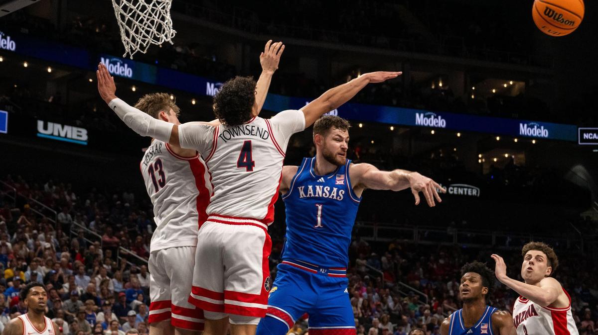 Kansas Jayhawks center Hunter Dickinson dishes out to the 3-point line in the first half of a Big 12 Championship quarterfinal game vs. the Arizona Wildcats on Thursday, March 13, 2025 at T-Mobile Center.