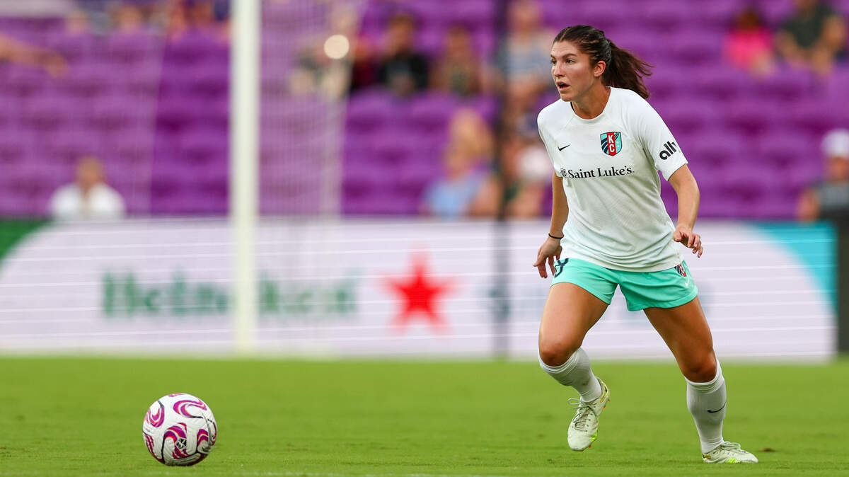 Kansas City Current midfielder Debinha looks to pass during Saturday’s NWSL game against the Orlando Pride at Exploria Stadium in Orlando.