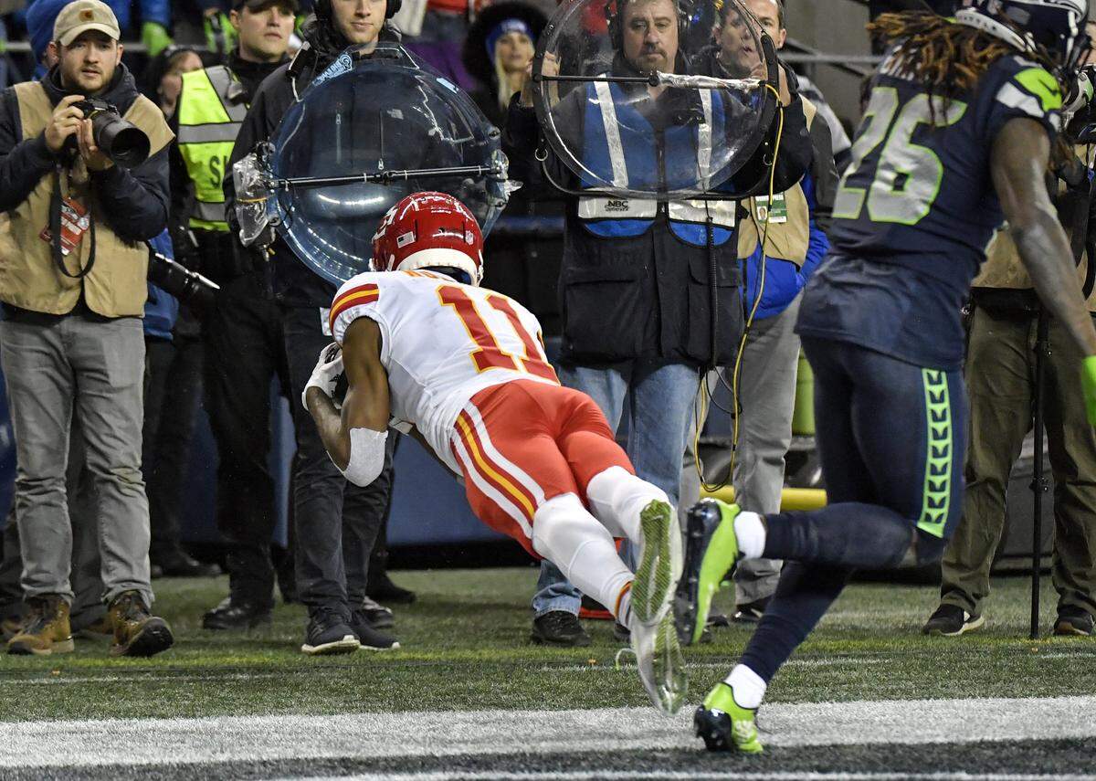 Kansas City Chiefs wide receiver Demarcus Robinson touched his toes in bounds to pull in a fourth-quarter touchdown reception against the Seahawks in Seattle. It was Chiefs quarterback Patrick Mahomes’ 48th touchdown pass of the 2018 regular season.