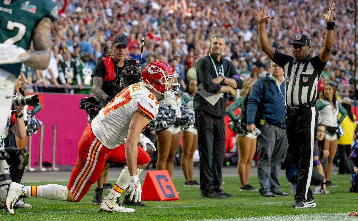 Kelce quickly turns to celebrate with teammates after crossing the goal line.