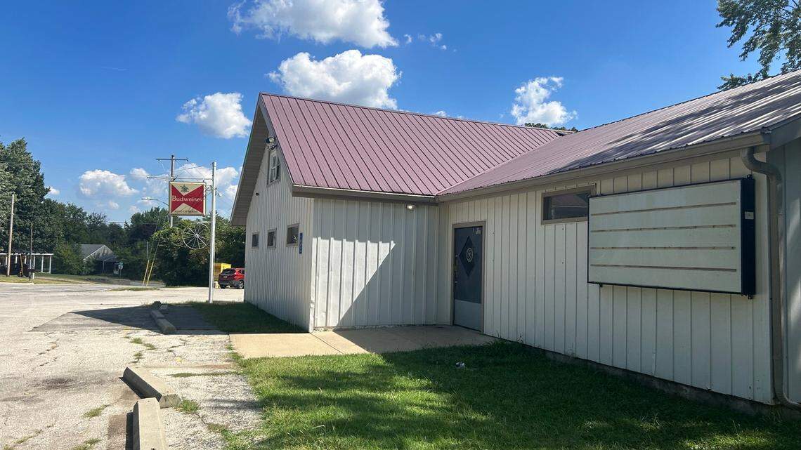 Prater’s Silver Wheel, a longtime De Soto bar, closed a few weeks ago.