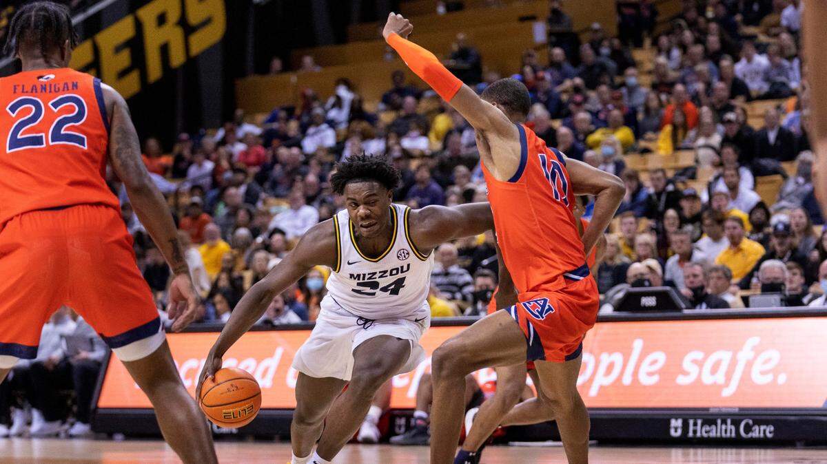 Missouri’s Kobe Brown, left, drives past Auburn’s Jabari Smith, right, during the second half of an NCAA college basketball game Tuesday, Jan. 25, 2022, in Columbia, Mo. Auburn won 55-54. (AP Photo/L.G. Patterson)