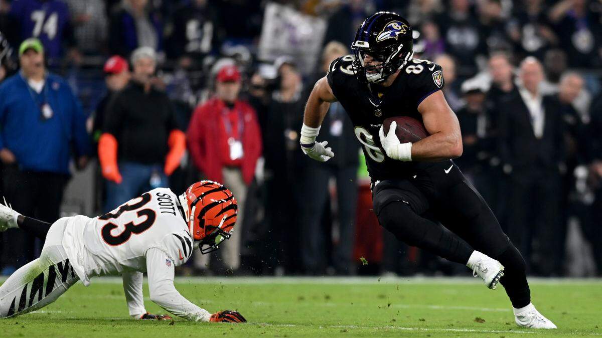 Baltimore Ravens tight end Mark Andrews (89) runs past Cincinnati Bengals safety Nick Scott (33) during the second quarter at M&T Bank Stadium.