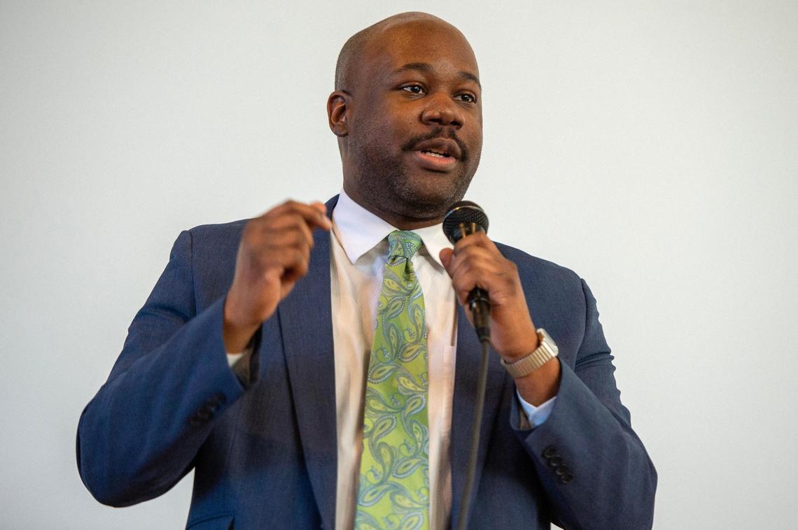 Candidate for city council’s 5th District Michael Kelley shares thoughts on improving housing and transit during the Saturday KC Tenants Power forum, which was held at the Mohart Center.