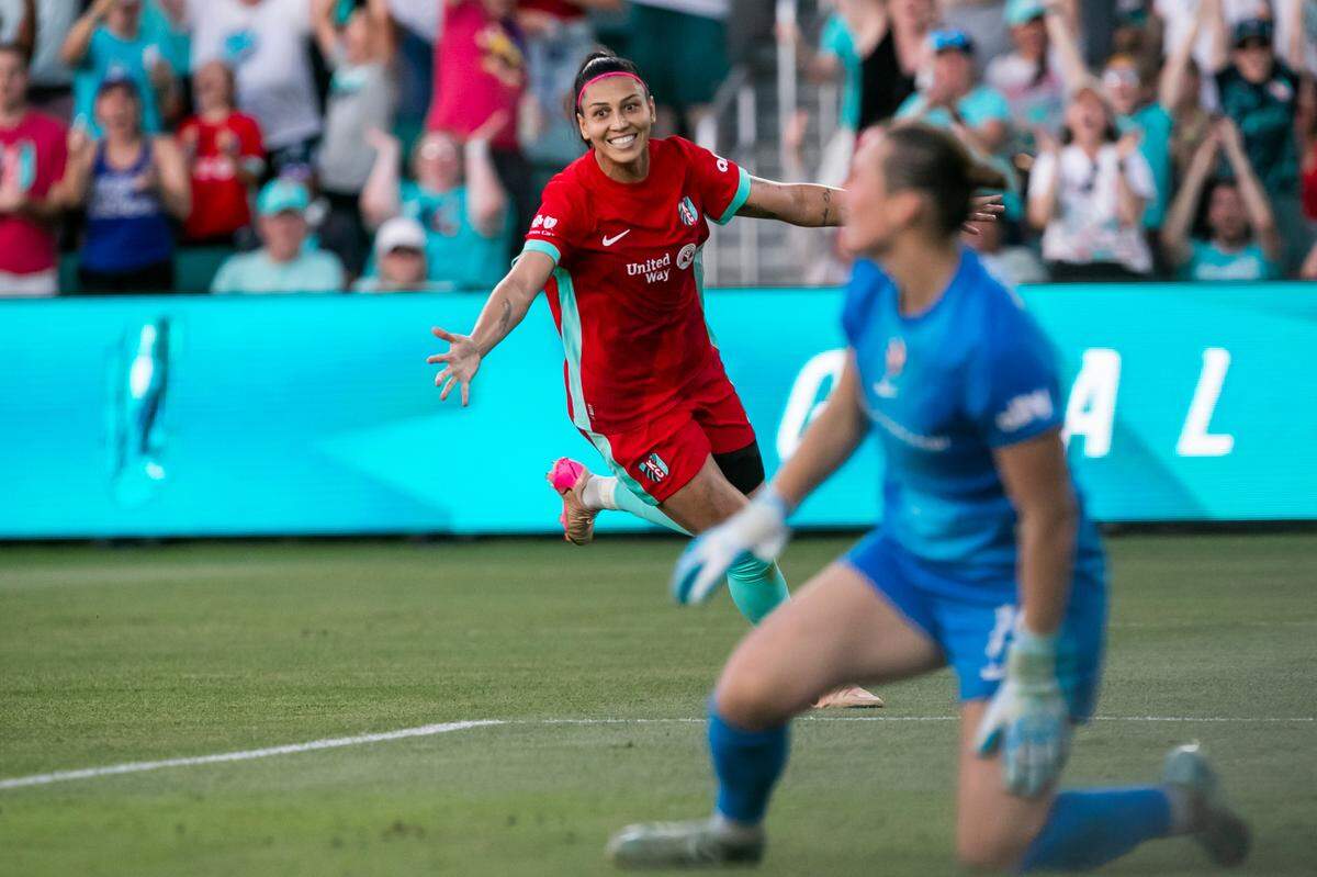 Kansas City Current forward Bia Zaneratto (9) celebrates a goal against Angel City FC during their match at CPKC Stadium on June 20, 2025.