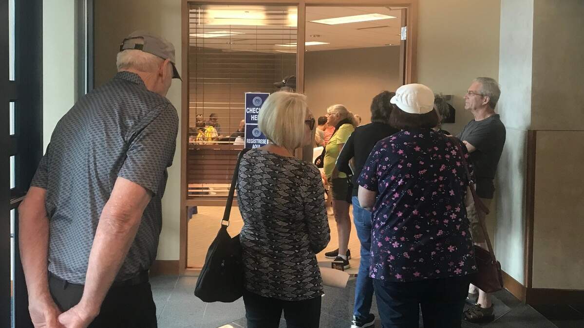 Propietarios de viviendas en el Condado de Jackson esperan en fila para registrarse para sus citas de revisión del avalúo de su propiedad, en 1300 Washington St., el martes 27 de junio de 2023.