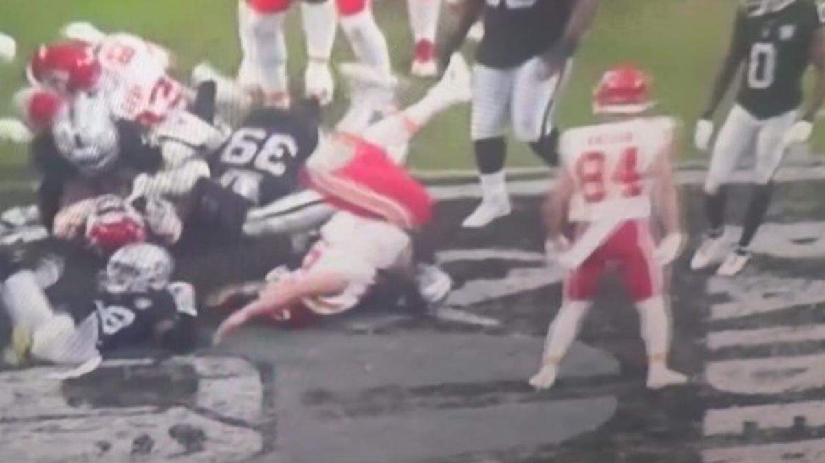 Creed Humphrey crushed a Raiders player on Sunday.