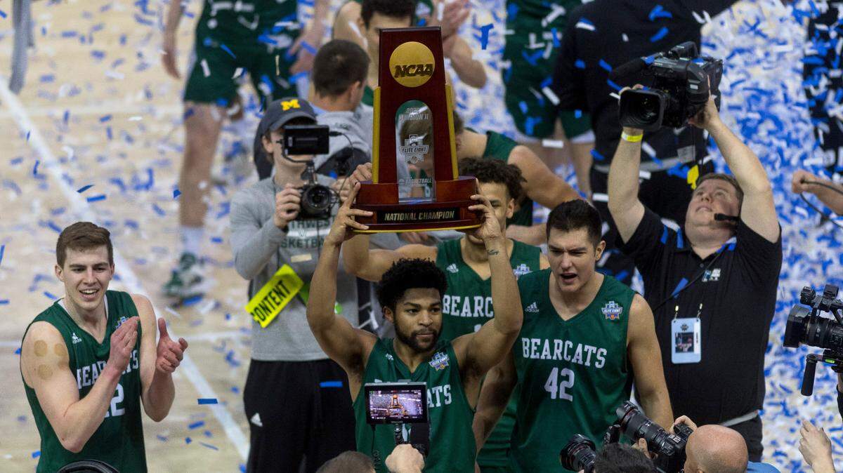Northwest Missouri’s Trevor Hudgins (12) holds up the trophy after the Bearcats defeated Augusta in the championship game of the NCAA Division II men’s basketball tournament at Ford Center in Evansville, Ind., Saturday, March 26, 2022. (Macabe Brown/Evansville Courier & Press via AP)