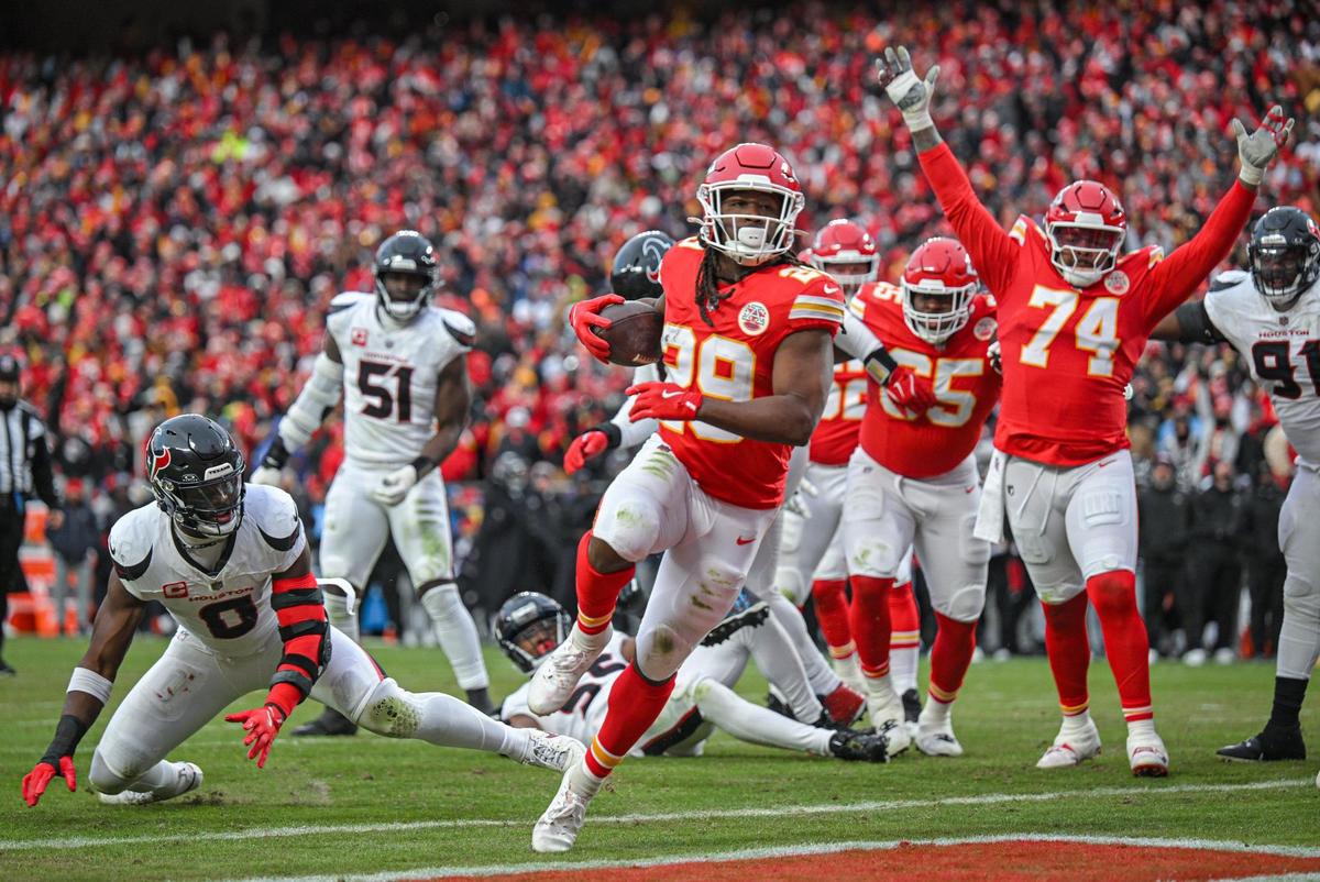 Kansas City Chiefs running back Kareem Hunt (29) runs in for a touchdown in the second quarter against the Houston Texans during the AFC Divisional Round playoff game on Saturday, Jan. 18, 2025, at GEHA Field at Arrowhead Stadium.