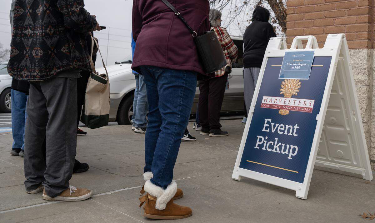 Harvester’s monthly food distribution at Jackson County Public Health in Lee’s Summit drew a large crowd on Wednesday, November 19, 2025. The event is to address food insecurity by providing essential groceries to residents.
