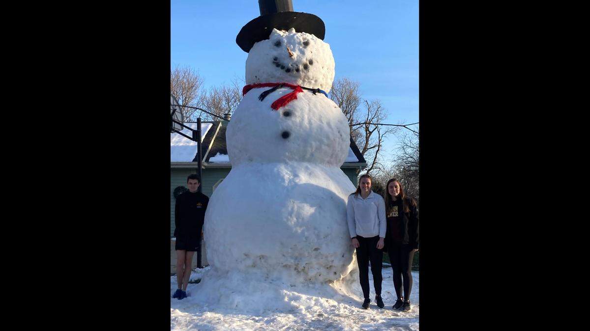Karen and Frank Peters and their three children (Curt, Jeanne, and Erica) spent eight days building a 15-foot-tall snowman in their Iowa yard.